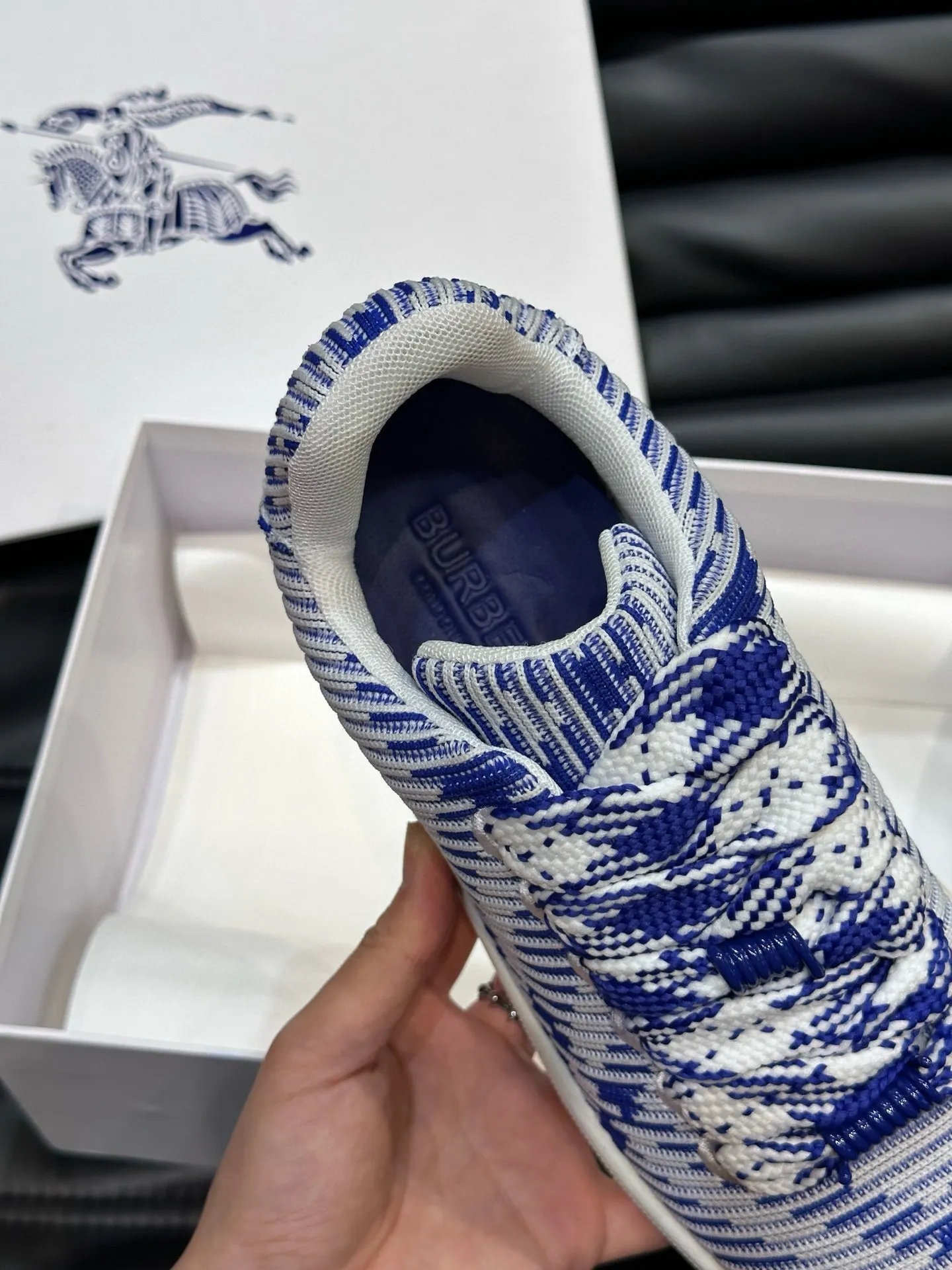 Factory price: 458💰Burberry Box series👫 Thick-soled casual sports shoes for couples, cool sneakers and bread shoes, purchased and developed from the original version, the top version of Box series sports shoes, made of original plaid/knitted fabric, embellished with EKD embossing. Made of mesh lining, the laces are decorated with metal coils, the rubber sole is decorated with the Burberry letter logo, and the original molded 3.5CM two-color T men's shoe 💰U outsole! Code number: 35-45 (35-45 customized)
